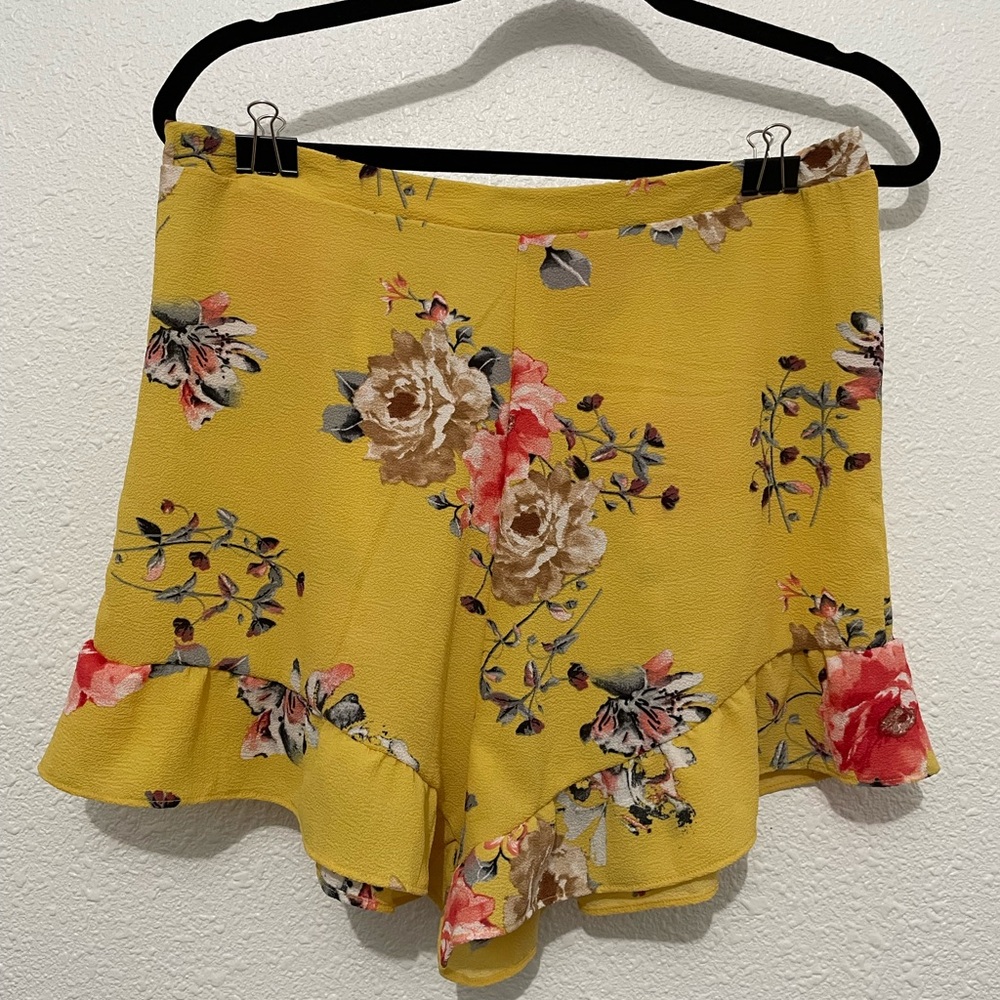 Love Tree Smocked Stretch  Floral Mini Ruffle shorts Large L Yellow